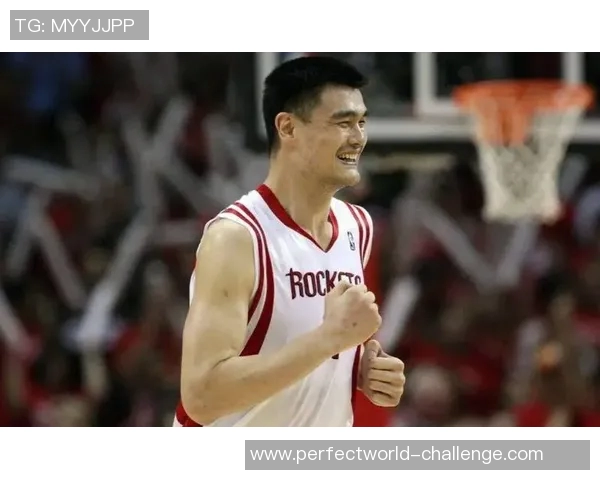 姚明霸气投篮展现巨人风范引领篮球新时代的精彩瞬间