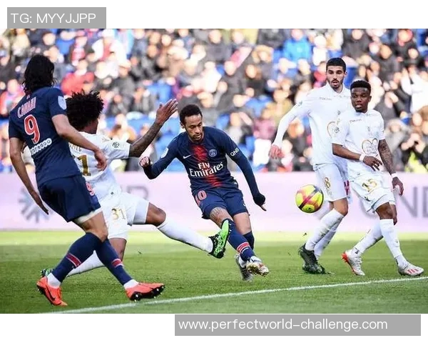 意甲焦点战：里昂与巴黎圣日耳曼激战成和神扑瞬间引爆全场精彩回顾