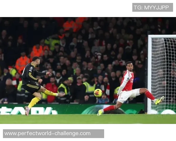 欧冠激战阿森纳逆转里昂争议判罚引发全场沸腾 欧冠激战阿森纳逆转里昂争议判罚引发全场沸腾